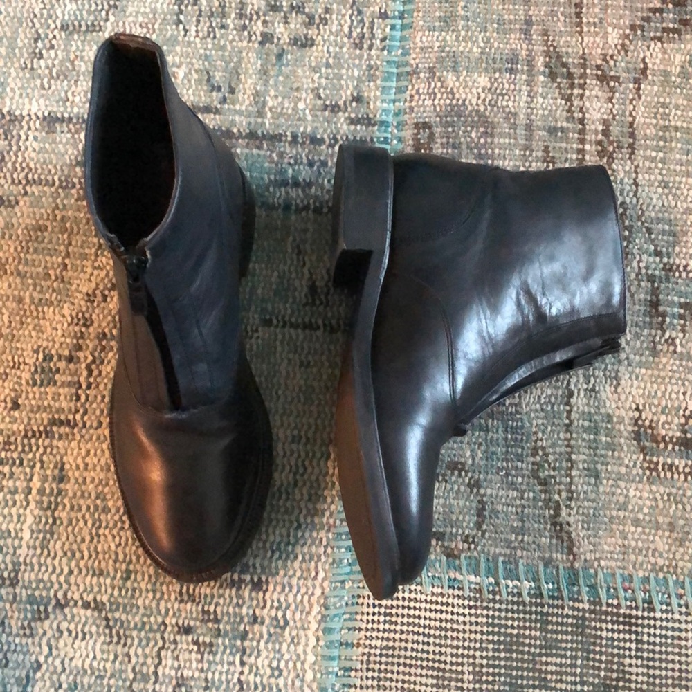 FRYE Kelly EUC black leather front zip bootie W sz 6